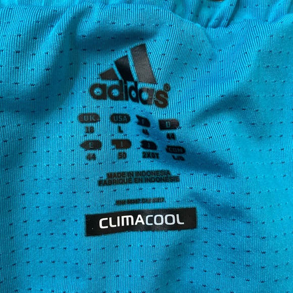 Women’s ADIDAS shorts size LARGE 5” inseam - Picture 3 of 3